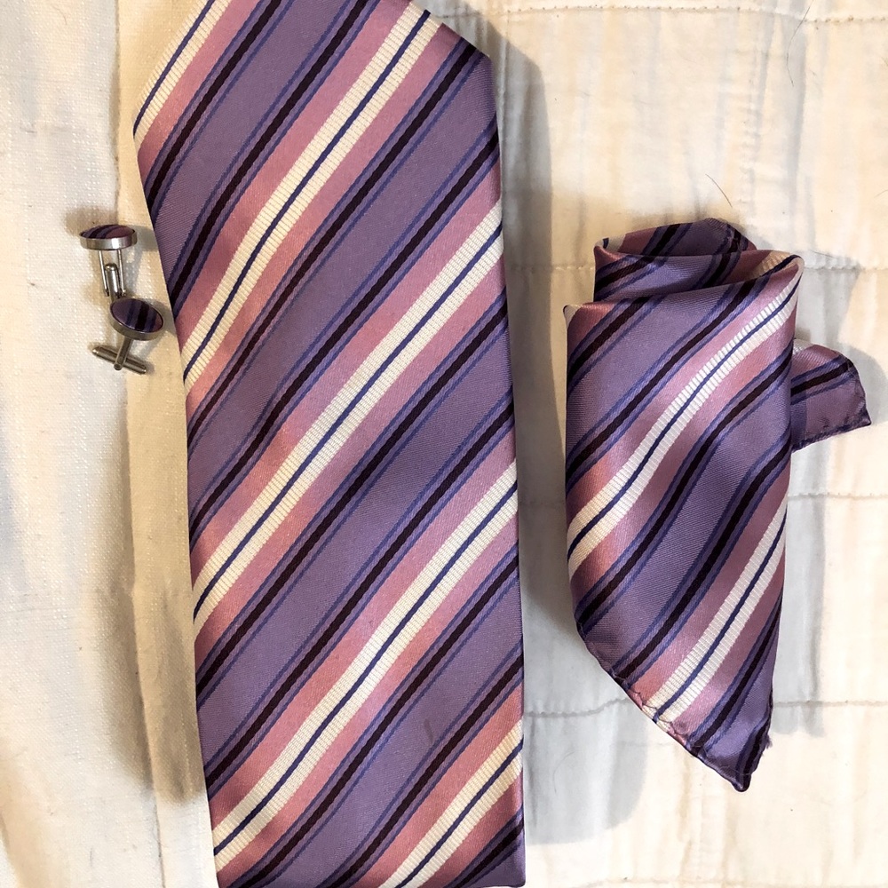 Neck tie, cuff links and pocket square-matching